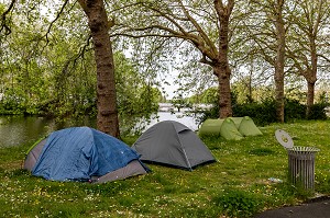 TENTES DE REFUGIES SUR LES BORDS DU CANAL DE L'ORNE, CAEN, CALVADOS, NORMANDIE, FRANCE 