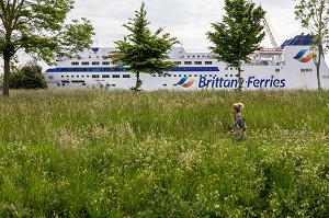 JEUNE FEMME, JOGGEUSE DEVANT LE BATEAU BRITTANY FERRIES PRES DU CANAL DE CAEN A LA MER, RIVIERE L'ORNE, CAEN, CALVADOS, NORMANDIE, FRANCE 