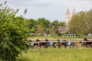 COURSES HIPPIQUES SUR L'HIPPODROME EN CENTRE-VILLE, LA PRAIRIE, CAEN, CALVADOS, NORMANDIE, FRANCE 