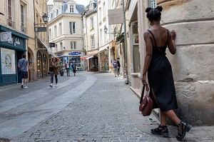 JEUNE FEMME NOIRE DANS LA RUE FROIDE, CAEN, CALVADOS, NORMANDIE, FRANCE 