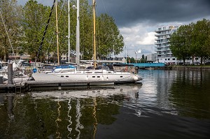 BATEAUX SUR LE PORT DE PLAISANCE DEVANT LA PRESQU'ILE, CAEN, CALVADOS, NORMANDIE, FRANCE 