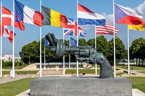 REVOLVER AU CANON NOUE, SCULPTURE EN BRONZE 'NON-VIOLENCE' DE CARL REUTERSWARD, ESPLANADE DU MEMORIAL POUR LA PAIX, CAEN, CALVADOS, NORMANDIE, FRANCE 