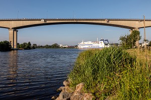 BATEAU DE BRITTANY FERRIES ET VIADUC DE CALIX AU DESSUS DU CANAL DE CAEN A LA MER, CAEN, CALVADOS, NORMANDIE, FRANCE 