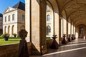 INTERIEUR DU CLOITRE ET PORTIQUE DE L'HOTEL-DIEU, ABBAYE AUX DAMES, ANCIEN MONASTERE DE MONIALES BENEDICTINES QUI ABRITE AUJOURD'HUI LE CONSEIL REGIONAL DE NORMANDIE, CAEN, CALVADOS, NORMANDIE, FRANCE 