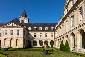 INTERIEUR DU CLOITRE DE L'ABBAYE AUX DAMES, ANCIEN MONASTERE DE MONIALES BENEDICTINES QUI ABRITE AUJOURD'HUI LE CONSEIL REGIONAL DE NORMANDIE, CAEN, CALVADOS, NORMANDIE, FRANCE 