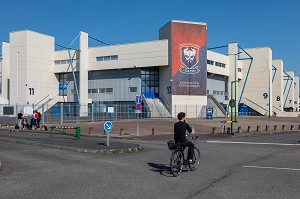 VELO DEVANT LE STADE MICHEL D'ORNANO, CAEN, CALVADOS, NORMANDIE, FRANCE 