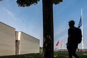 HOMME DEVANT LA FACADE DU MEMORIAL POUR LA PAIX, CAEN, CALVADOS, NORMANDIE, FRANCE 