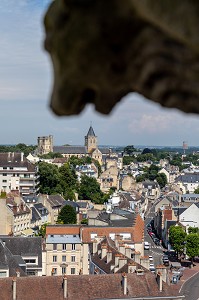 VUE SUR L'ABBAYE AUX DAMES SOUS UNE GARGOUILLE DE CHIEN DE LA FACADE DE L'EGLISE SAINT-PIERRE, CAEN, CALVADOS, NORMANDIE, FRANCE 