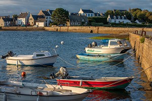 PETIT PORT DE PECHE DEVANT L'ILE DE SAINT-CADO, BELZ, MORBIHAN, BRETAGNE, FRANCE 