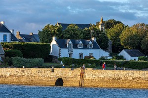 PONT EN PIERRE ET L'ILE DE SAINT-CADO AVEC LA CHAPELLE SAINT-CADO DE BELZ, MORBIHAN, BRETAGNE, FRANCE 