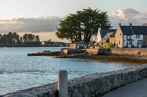 LE PONT ET L'ILE DE SAINT-CADO, BELZ, MORBIHAN, BRETAGNE, FRANCE 