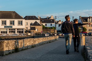 BALADE A PIED SUR LE PONT DE SAINT-CADO, BELZ, MORBIHAN, BRETAGNE, FRANCE 