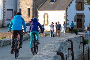 BALADE A VELO SUR LE PONT DE SAINT-CADO, BELZ, MORBIHAN, BRETAGNE, FRANCE 