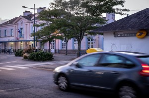 LA POSTE ET LA GARE D'AURAY, MORBIHAN, BRETAGNE, FRANCE 