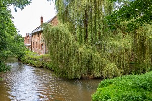 ANCIENNE USINE DE FILAGE TEXTILE SUR LES BORDS DE LA TOUQUES, LISIEUX, CALVADOS, NORMANDIE, FRANCE 