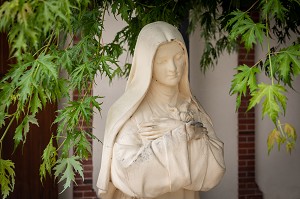 STATUE REPRESENTANT LA SAINTE A L'ENTREE DE LA CHAPELLE DU CARMEL, LIEU DE PELERINAGE ET SANCTUAIRE, MEMORIAL DE SAINTE THERESE, LISIEUX, CALVADOS, NORMANDIE, FRANCE 