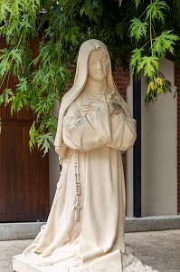 STATUE REPRESENTANT LA SAINTE A L'ENTREE DE LA CHAPELLE DU CARMEL, LIEU DE PELERINAGE ET SANCTUAIRE, MEMORIAL DE SAINTE THERESE, LISIEUX, CALVADOS, NORMANDIE, FRANCE 