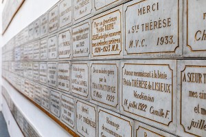 PLAQUES DE MARBRE POUR REMERCIER LA SAINTE, CHAPELLE DU CARMEL, SANCTUAIRE ET MEMORIAL DE SAINTE THERESE, LISIEUX, CALVADOS, NORMANDIE, FRANCE 