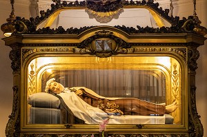 GISANT DE THERESE QUI CONSERVE LES RELIQUE DE LA SAINTE POUR LA PRIERE, CHAPELLE DU CARMEL, SANCTUAIRE ET MEMORIAL DE SAINTE THERESE, LISIEUX, CALVADOS, NORMANDIE, FRANCE 