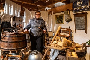 ELISABETH LETOURNEUR RUE DES LAVANDIERES, MUSEE VIE ET VIEUX METIERS D'AUTREFOIS, BRETEUIL, EURE, NORMANDIE, FRANCE 