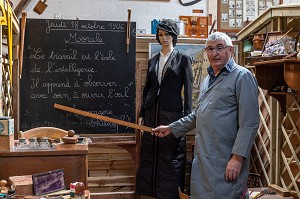 LILIAN LETOURNEUR DANS LA SALLE DE CLASSE DE L'ECOLE, CREATEUR DU MUSEE VIE ET VIEUX METIERS D'AUTREFOIS, BRETEUIL, EURE, NORMANDIE, FRANCE 