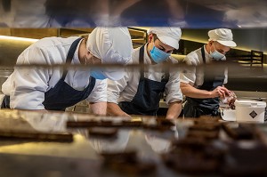 FABRICATION DES CHOCOLATS AU CHOCOLATRIUM, CHOCOLATERIE CLUIZEL, DAMVILLE, MESNIL-SUR-ITON, EURE, NORMANDIE, FRANCE 