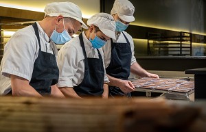 FABRICATION DES CHOCOLATS AU CHOCOLATRIUM, CHOCOLATERIE CLUIZEL, DAMVILLE, MESNIL-SUR-ITON, EURE, NORMANDIE, FRANCE 