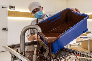 PREPARATION DES CHOCOLATS AU CHOCOLATRIUM, CHOCOLATERIE CLUIZEL, DAMVILLE, MESNIL-SUR-ITON, EURE, NORMANDIE, FRANCE 