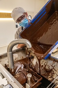 PREPARATION DES CHOCOLATS AU CHOCOLATRIUM, CHOCOLATERIE CLUIZEL, DAMVILLE, MESNIL-SUR-ITON, EURE, NORMANDIE, FRANCE 