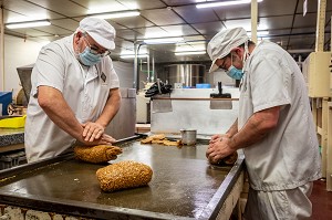 FABRICATION DE LA NOUGATINE, CHOCOLATERIE CLUIZEL, DAMVILLE, MESNIL-SUR-ITON, EURE, NORMANDIE, FRANCE 