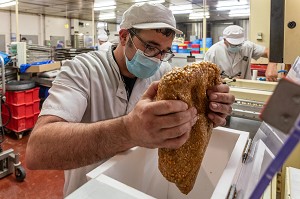 FABRICATION DE LA NOUGATINE, CHOCOLATERIE CLUIZEL, DAMVILLE, MESNIL-SUR-ITON, EURE, NORMANDIE, FRANCE 