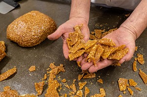 FABRICATION DE LA NOUGATINE, CHOCOLATERIE CLUIZEL, DAMVILLE, MESNIL-SUR-ITON, EURE, NORMANDIE, FRANCE 