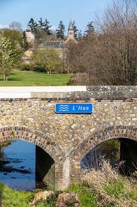 PONT SUR LA RIVIERE L'ITON, GOUVILLE, MESNIL-SUR-ITON, EURE, NORMANDIE, FRANCE 