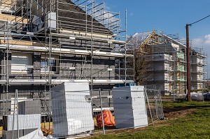 TRAVAUX D'ISOLATION EXTERIEURE DE FACADE, IMMEUBLE D'HABITATION HLM, RUGLES, EURE, NORMANDIE, FRANCE 