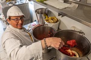 MARIE-THERESE BOUCKAERT, FABRICATION DE GLACES ARTISANALES, LES GLACES A LA FERME, EURE, NORMANDIE, FRANCE 