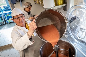 MARIE-THERESE BOUCKAERT, FABRICATION DE GLACES ARTISANALES, LES GLACES A LA FERME, EURE, NORMANDIE, FRANCE 