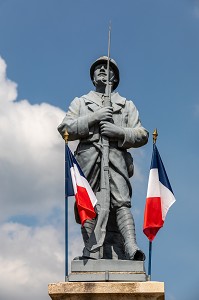 MONUMENT AUX MORTS AVEC LE DRAPEAU FRANCAIS EN HOMMAGE AUX SOLDATS DE LA GUERRE 1914-1918, EURE, FRANCE 
