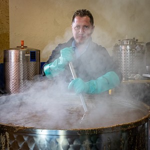 CHARLES-ALEXANDRE AUVRAY, BRASSEUR DE LA BIERE ARTISANALE BOUJOU, EURE, NORMANDIE, FRANCE 