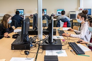 SALLE INFORMATIQUE, COLLEGE DE RUGLES, RUGLES, EURE, NORMANDIE, FRANCE 