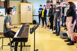 CHORALE DANS LA SALLE DE MUSIQUE, COLLEGE DE RUGLES, RUGLES, EURE, NORMANDIE, FRANCE 