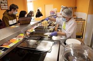 CUISINIERE AU SELF SERVICE, RESTAURATION DES ELEVES, COLLEGE DE RUGLES, RUGLES, EURE, NORMANDIE, FRANCE 