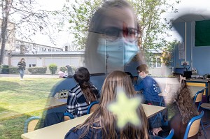 ELEVE MASQUE DEVANT LA SALLE DE CLASSE, COLLEGE DE RUGLES, RUGLES, EURE, NORMANDIE, FRANCE 