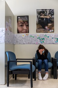 ELEVE DANS LA SALLE D'ATTENTE DE L'INFIRMERIE DU COLLEGE DE RUGLES, RUGLES, EURE, NORMANDIE, FRANCE 