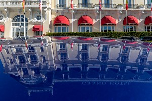 FACADE DU GRAND HOTEL EN REFLET SUR UNE VOITURE DE LUXE, CABOURG, CALVADOS, NORMANDIE, FRANCE 