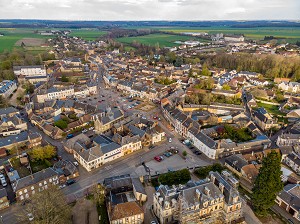 VILLE DE BRETEUIL, VUE DE DRONE, EURE, NORMANDIE, FRANCE 