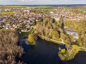 ETANG ET VILLE DE BRETEUIL, VUE DE DRONE, EURE, NORMANDIE, FRANCE 