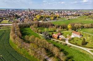 VILLE DE VERNEUIL-SUR-AVRE ET CAMPAGNE ENVIRONNANTE, VUE DE DRONE, EURE, NORMANDIE, FRANCE 