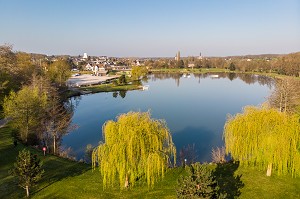 ETANG DE L'ESPACE LOISIRS DE LA VILLE DE MESNIL-SUR-ITON, VUE DRONE, EURE, NORMANDIE, FRANCE 