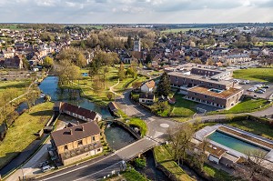 LA RISLE, PISCINE NATURELLE BIOLOGIQUE, EHPAD, VILLE DE RUGLES VUE DE DRONE, EURE, NORMANDIE, FRANCE 