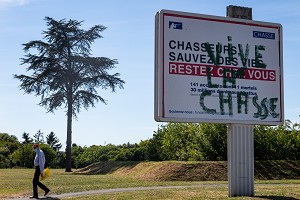 PANNEAU D'AFFICHAGE CONTRE LES CHASSEURS FINANCE PAR LA FONDATION BRIGITTE BARDOT, TAG VIVE LA CHASSE, TONNAY-CHARENTE, CHARENTE-MARITIME, FRANCE 